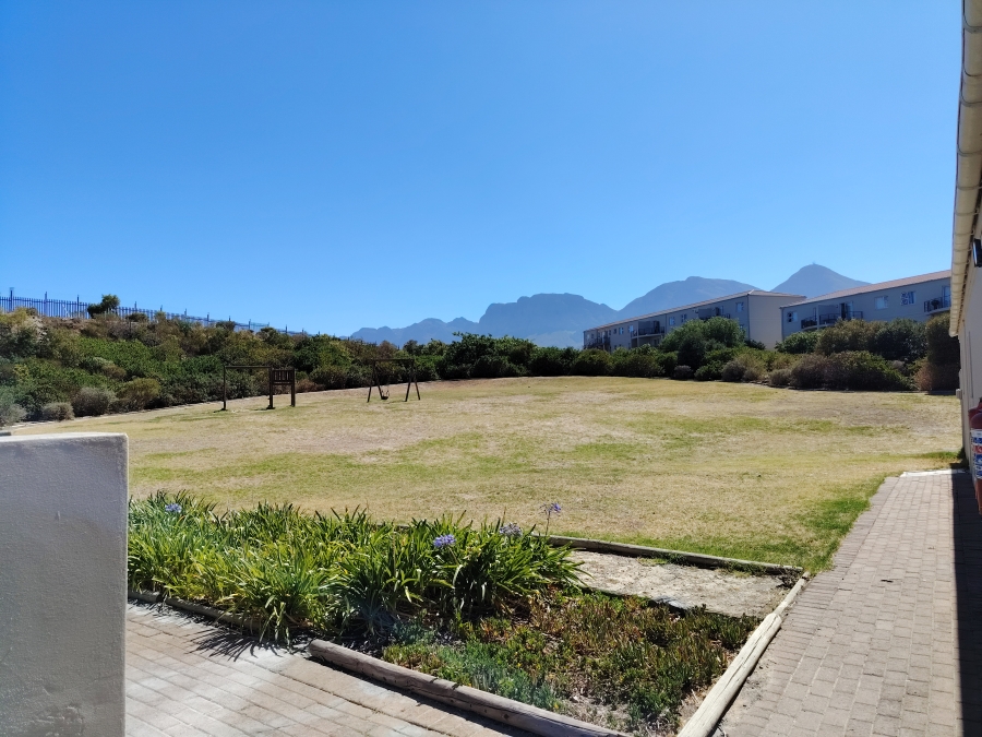 To Let 2 Bedroom Property for Rent in Sir Lowrys Pass Village Western Cape